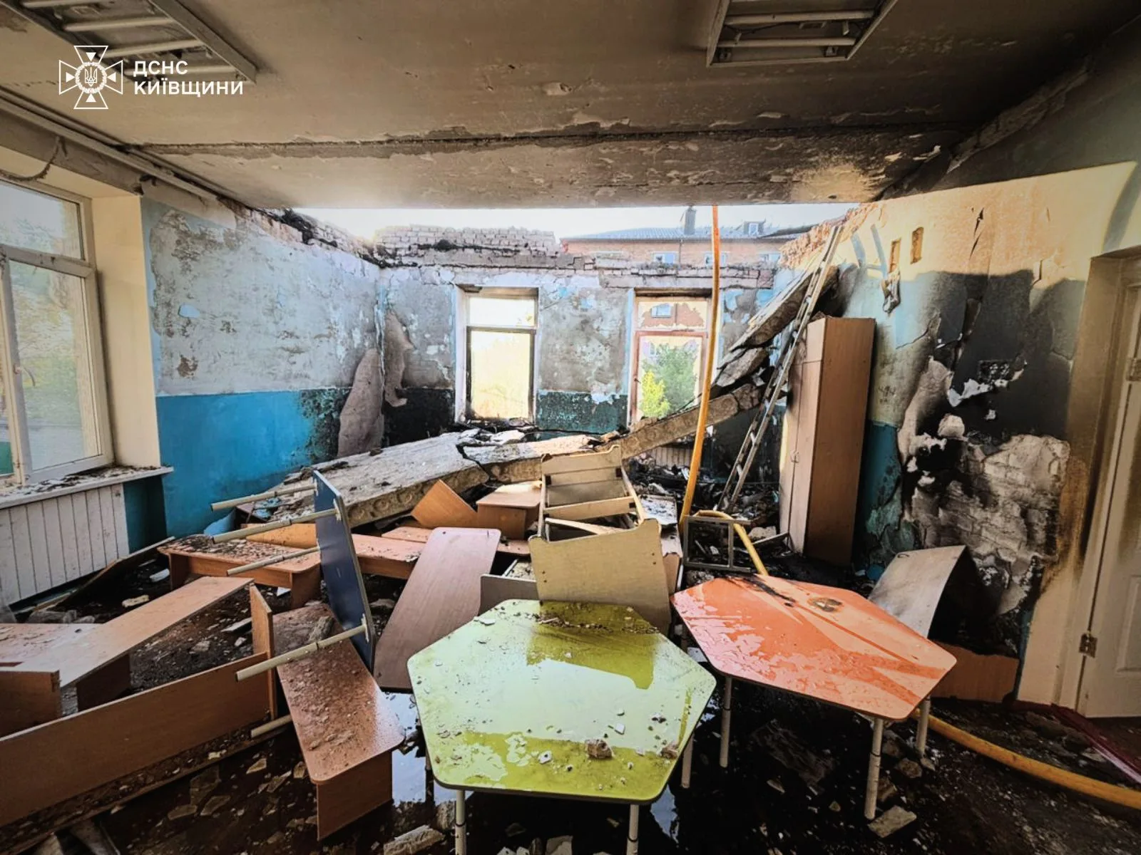 El presidente Zelenskyy informa de un ataque ruso masivo con más de 200 drones y decenas de bombas aéreas con impactos en infraestructuras energéticas, edificios residenciales, un jardín de infancia y un locomotora civil en regiones como Kyiv, Járkov y Chernígov, el martes 12 de mayo de 2026. Créditos: Volodymyr Zelenskyy.