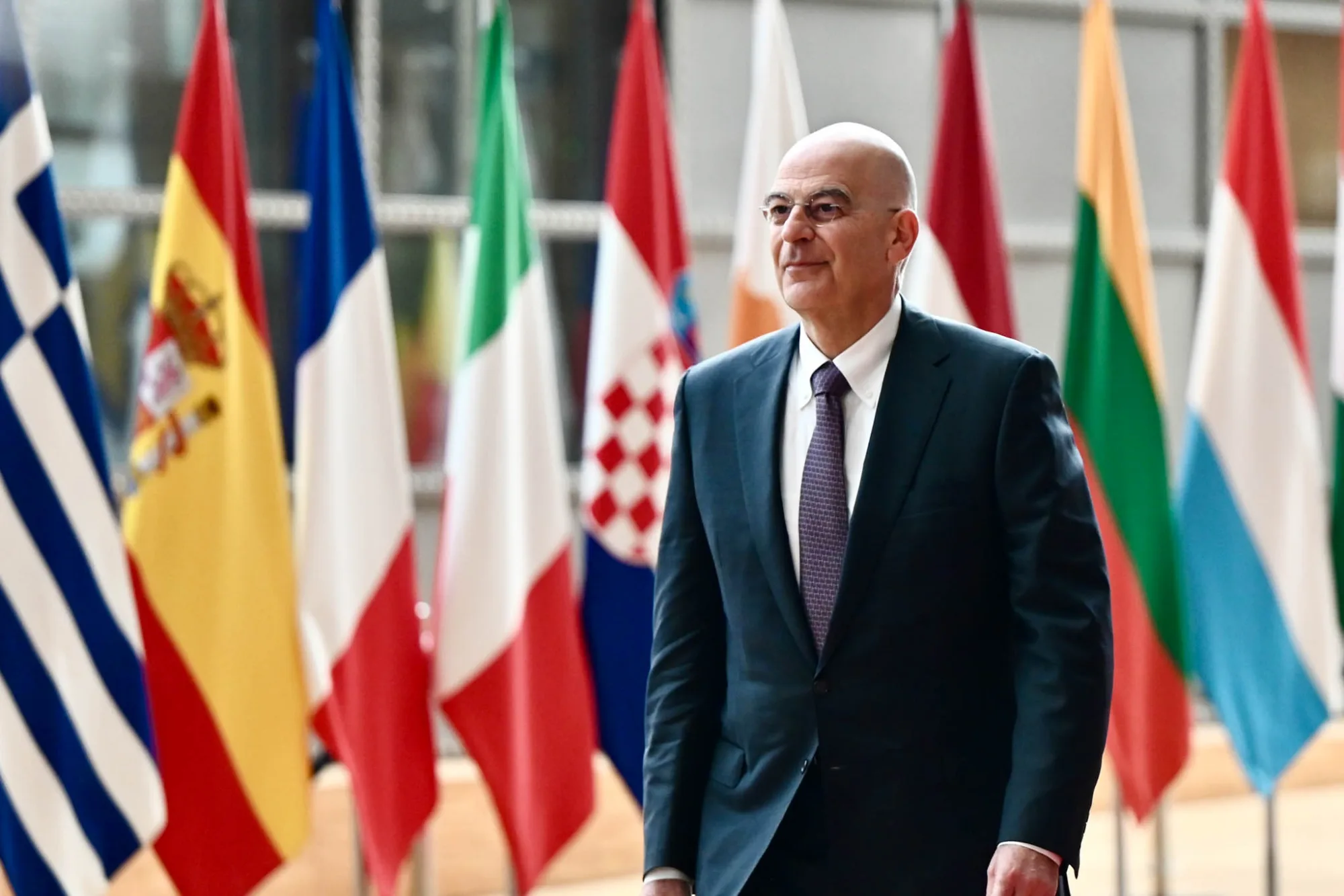 Nikos Dendias, ministro de Defensa de Grecia, participó en el Consejo de Asuntos Exteriores de la UE en formato de ministros de Defensa en Bruselas, el 12 de mayo de 2026. Allí Dendias informó a sus homólogos y al ministro de Defensa de Ucrania sobre el dron naval ucraniano recuperado en Lefkada, que representa un riesgo grave para la navegación en el mar Jónico y el Mediterráneo. Créditos: Nikos Dendias.