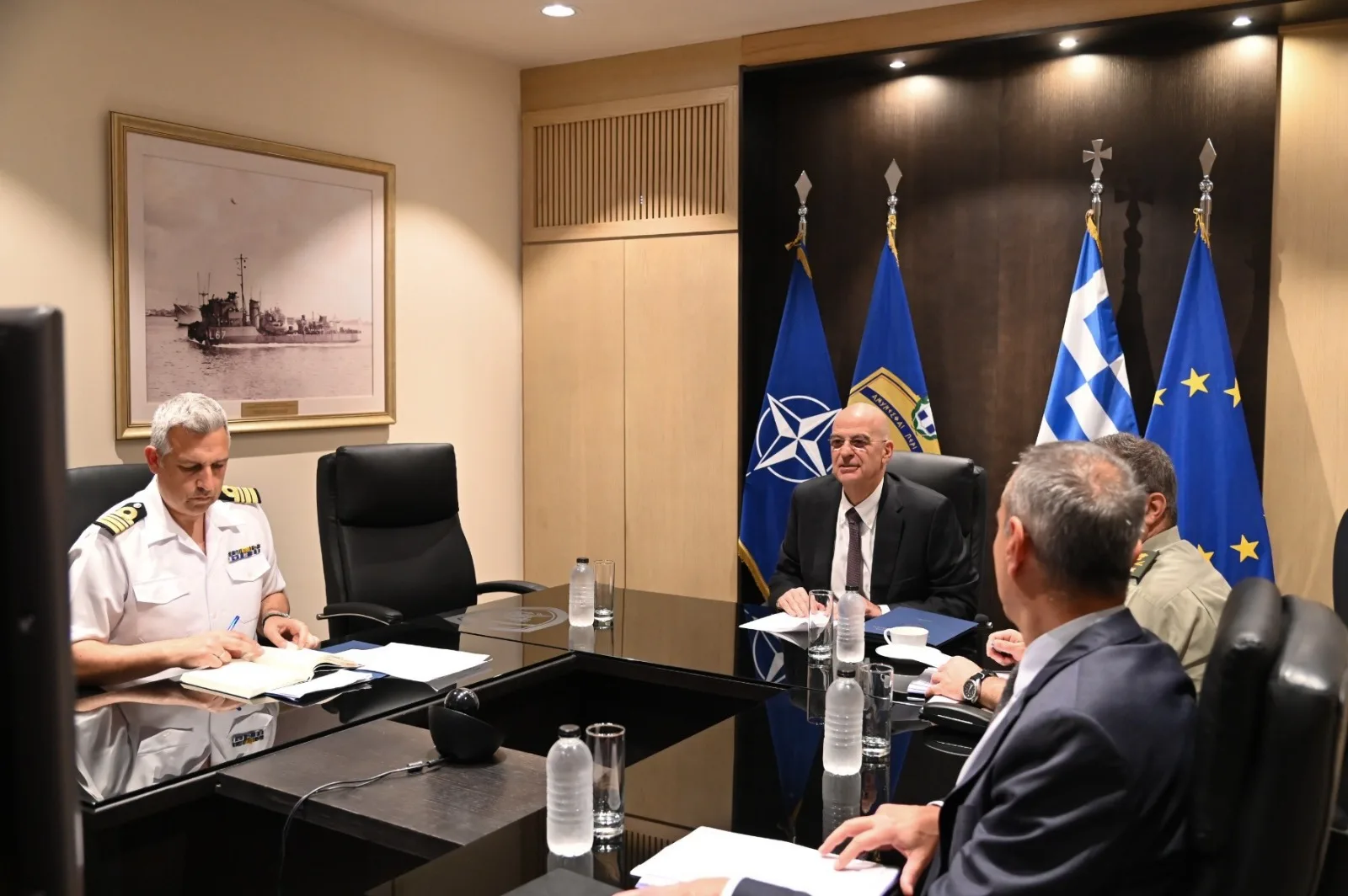 El ministro griego de Defensa Nikos Dendias participó en la primera teleconferencia de ministros de Defensa de la iniciativa multinacional para garantizar la libre navegación en el Estrecho de Ormuz, el 12 de mayo de 2026. Créditos: Nikos Dendias.