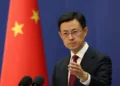 El portavoz del Ministerio de Exteriores chino Guo Jiakun, reiteró el rechazo de China a las ventas de armas de EE.UU. a Taiwán y afirmó que su postura sobre la soberanía territorial es "clara y consistente", el 12 de mayo de 2026. Créditos: JP+