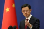 El portavoz del Ministerio de Exteriores chino Guo Jiakun, reiteró el rechazo de China a las ventas de armas de EE.UU. a Taiwán y afirmó que su postura sobre la soberanía territorial es "clara y consistente", el 12 de mayo de 2026. Créditos: JP+