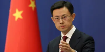 El portavoz del Ministerio de Exteriores chino Guo Jiakun, reiteró el rechazo de China a las ventas de armas de EE.UU. a Taiwán y afirmó que su postura sobre la soberanía territorial es "clara y consistente", el 12 de mayo de 2026. Créditos: JP+
