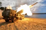 Un sistema de cohetes de artillería de alta movilidad M142 del Ejército de los EE. UU., perteneciente al 5.º Batallón, 3.º Regimiento de Artillería, 7.ª División de Infantería/Comando Multidominio del Pacífico, dispara durante una iteración de entrenamiento en apoyo del Ejercicio Balikatan 26, en Palawan, Filipinas, el 27 de abril de 2026. (Foto del Ejército de los EE. UU. por el Sargento Brandon Rickert)