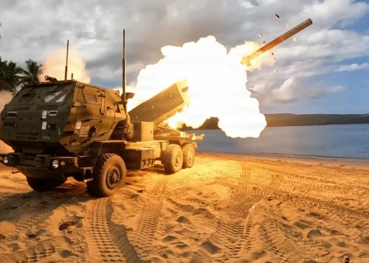 Un sistema de cohetes de artillería de alta movilidad M142 del Ejército de los EE. UU., perteneciente al 5.º Batallón, 3.º Regimiento de Artillería, 7.ª División de Infantería/Comando Multidominio del Pacífico, dispara durante una iteración de entrenamiento en apoyo del Ejercicio Balikatan 26, en Palawan, Filipinas, el 27 de abril de 2026. (Foto del Ejército de los EE. UU. por el Sargento Brandon Rickert)