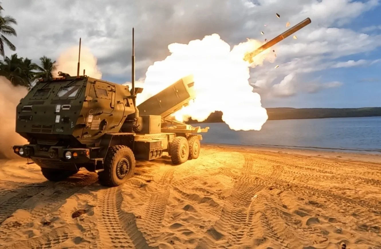 Un sistema de cohetes de artillería de alta movilidad M142 del Ejército de los EE. UU., perteneciente al 5.º Batallón, 3.º Regimiento de Artillería, 7.ª División de Infantería/Comando Multidominio del Pacífico, dispara durante una iteración de entrenamiento en apoyo del Ejercicio Balikatan 26, en Palawan, Filipinas, el 27 de abril de 2026. (Foto del Ejército de los EE. UU. por el Sargento Brandon Rickert)