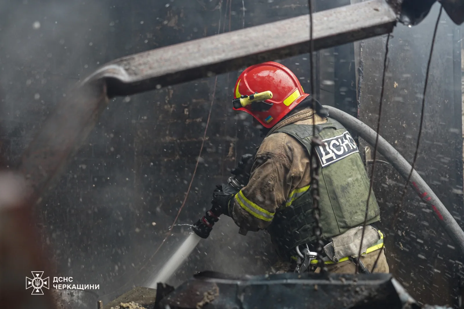 Bombero (de los servicios de emergencia de Ucrania - ДСНС) trabajando en el lugar de un impacto, apagando un incendio o limpiando escombros tras el ataque ruso con drones. Créditos: Volodymyr Zelenskyy.