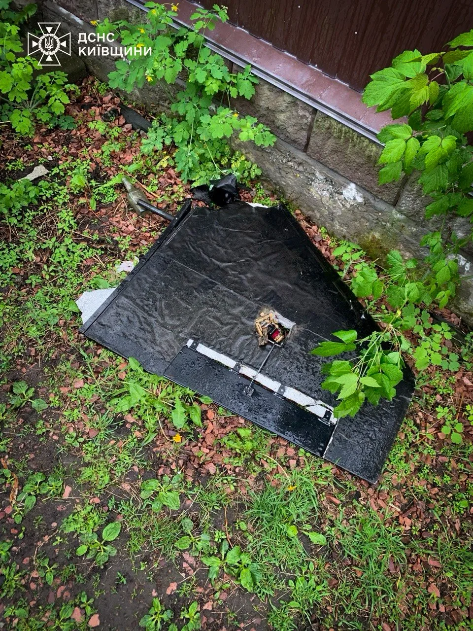 Restos de un dron ruso (probablemente un Shahed) caído en el suelo. En la esquina superior izquierda se ve el logo de la ДСНС Київщини (Servicio Estatal de Emergencias de la región de Kiev). Créditos: Volodymyr Zelenskyy.