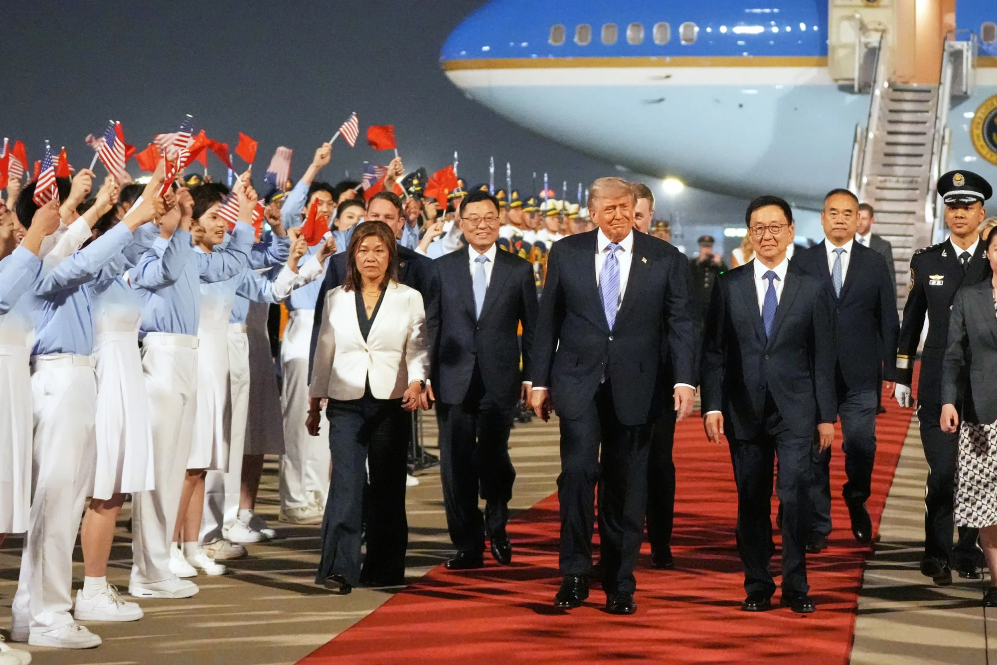 La cumbre bilateral, iniciada con la llegada de Trump el 13 de mayo de 2026, incluye discusiones sobre ventas de armas a Taiwán, comercio, IA y el conflicto en Irán. Créditos: Taiwan Monitor.
