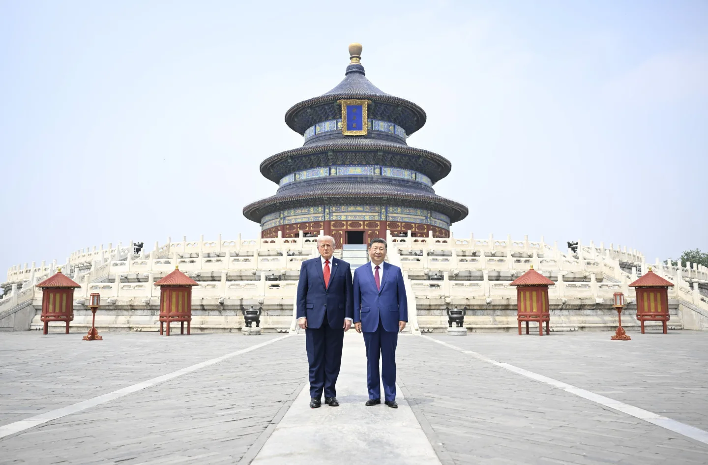 Visita conjunta de Xi Jinping y el presidente estadounidense Donald Trump al Templo del Cielo en Beijing, donde posaron frente al Salón de Oración por las Buenas Cosechas, el 14 de mayo de 2026. Créditos: China Daily.