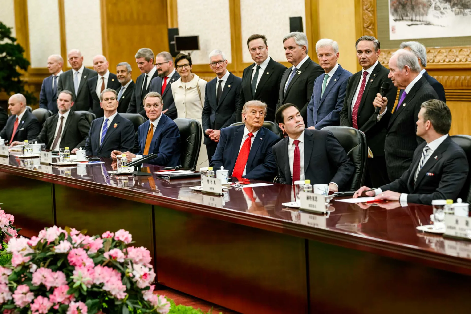 Donald Trump y un grupo de altos ejecutivos estadounidenses, incluyendo Elon Musk, reunidos formalmente en un salón chino con un gran mural de paisaje al fondo, el 14 de mayo de 2026. Créditos: Casa Blanca.