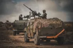 Vehículos blindados con ametralladoras en terreno árido. Créditos: Ejército de Tierra.