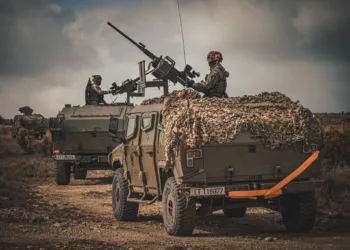 Vehículos blindados con ametralladoras en terreno árido. Créditos: Ejército de Tierra.