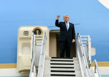 La imagen muestra a Trump en las escaleras del Air Force One con el puño en alto, capturando el momento de "wheels up" mientras regresa a Estados Unidos. Créditos: Casa Blanca.