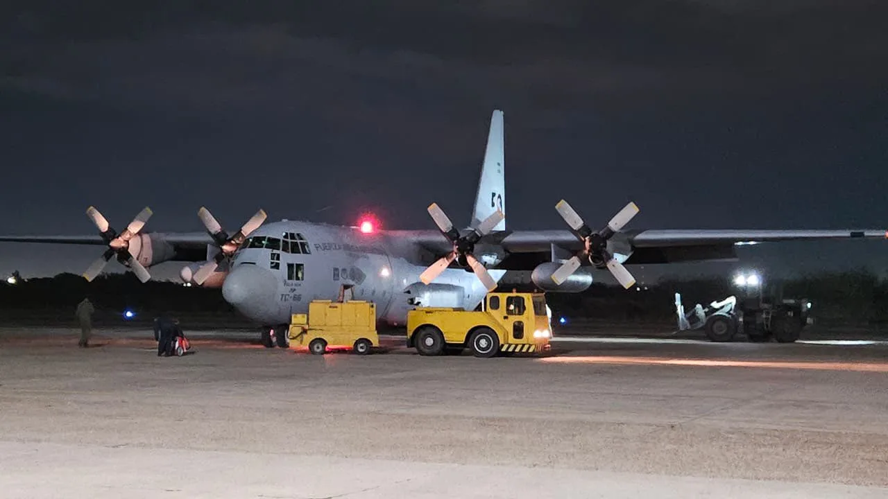La Fuerza Aérea Argentina informa la llegada de un C-130 Hércules (TC-66 "Polo Sur") a Bolivia para un puente aéreo humanitario que distribuye alimentos e insumos provistos por autoridades bolivianas. Créditos: Fuerza Aérea Argentina.
