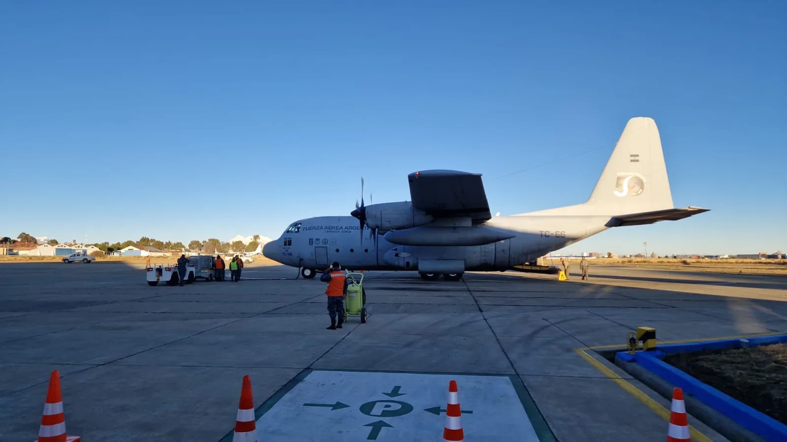 El canciller argentino Pablo Quirno anuncia el envío de ayuda humanitaria a Bolivia mediante un avión Hércules C-130 con 12 toneladas de pollo congelado. Se trata de un comunicado conjunto de la Cancillería y el Ministerio de Defensa argentino que detalla la llegada del avión a El Alto y el apoyo a la distribución de suministros esenciales en la región. Créditos: Pablo Quirno.