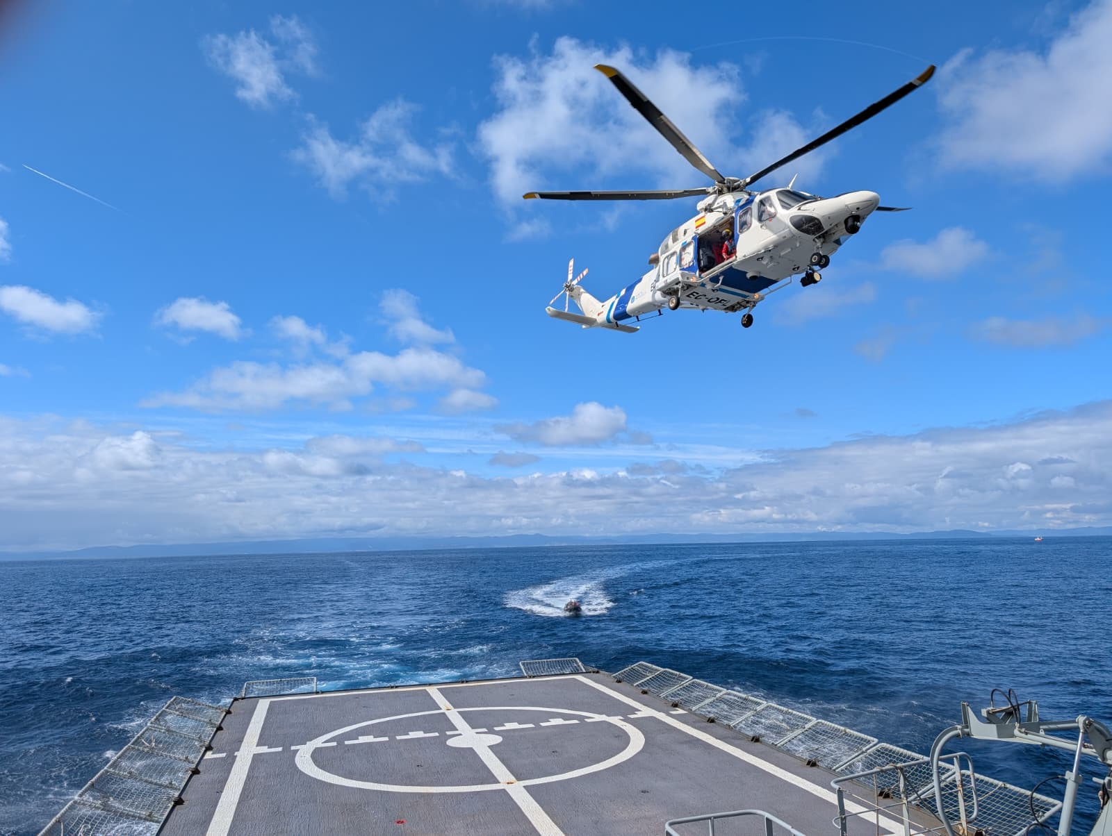 Patrullero de altura Arnomendi (P-63), de la clase Chilreu construido en 2000, operando con un helicóptero guardacostas de la Xunta de Galicia en tareas marítimas. Créditos: Armada Española.