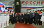 Llegada del presidente ruso Vladimir Putin a Pekín, donde fue recibido por el ministro de Exteriores Wang Yi en el aeropuerto para reunirse con Xi Jinping. La visita de Estado de dos días (19-20 de mayo de 2026) conmemora el 25 aniversario del Tratado de Buena Vecindad y Cooperación Amistosa entre Rusia y China de 2001. Créditos: BRICS India.