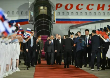 Llegada del presidente ruso Vladimir Putin a Pekín, donde fue recibido por el ministro de Exteriores Wang Yi en el aeropuerto para reunirse con Xi Jinping. La visita de Estado de dos días (19-20 de mayo de 2026) conmemora el 25 aniversario del Tratado de Buena Vecindad y Cooperación Amistosa entre Rusia y China de 2001. Créditos: BRICS India.
