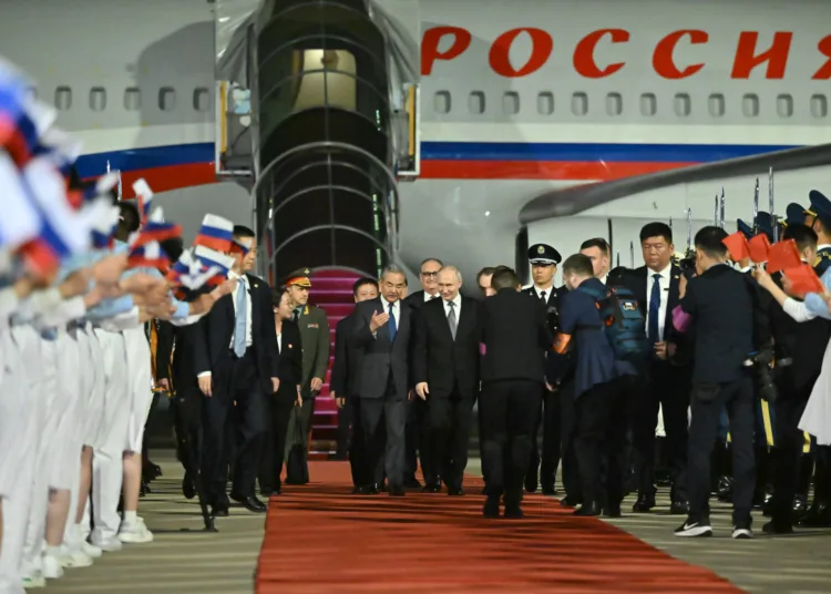 Llegada del presidente ruso Vladimir Putin a Pekín, donde fue recibido por el ministro de Exteriores Wang Yi en el aeropuerto para reunirse con Xi Jinping. La visita de Estado de dos días (19-20 de mayo de 2026) conmemora el 25 aniversario del Tratado de Buena Vecindad y Cooperación Amistosa entre Rusia y China de 2001. Créditos: BRICS India.