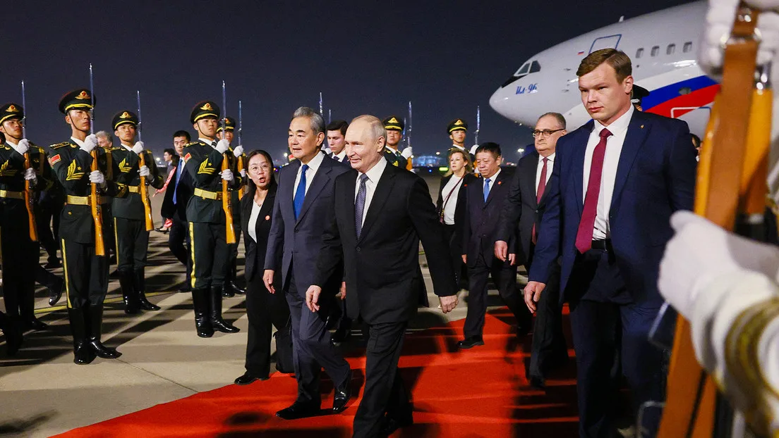 Llegada del presidente ruso Vladimir Putin a Beijing el 19 de mayo de 2026, donde fue recibido por el ministro de Exteriores Wang Yi para reunirse con Xi Jinping. Créditos: BRICS India.