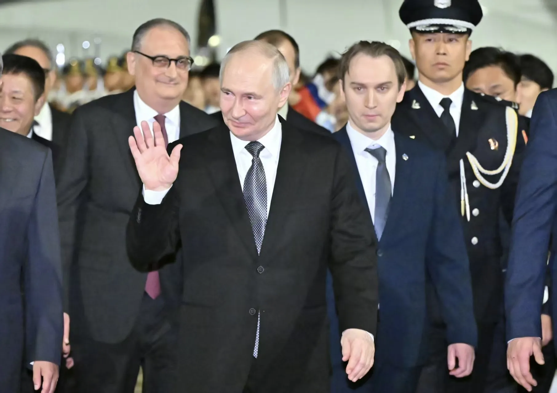 Llegada del presidente ruso Vladimir Putin a Pekín, donde fue recibido por el ministro de Exteriores Wang Yi en el aeropuerto para reunirse con Xi Jinping. La visita de Estado de dos días (19-20 de mayo de 2026) conmemora el 25 aniversario del Tratado de Buena Vecindad y Cooperación Amistosa entre Rusia y China de 2001. Créditos: BRICS India.