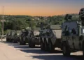 Vehículos blindados como VAMTAC y BMR junto a contenedores y equipo l puerto de Koper (Eslovenia) para #StrongLineage26, con un posterior traslado por carretera de más de 700 km hacia Eslovaquia y Hungría. Créditos: Estado Mayor Defensa.