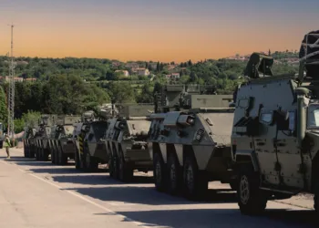 Vehículos blindados como VAMTAC y BMR junto a contenedores y equipo l puerto de Koper (Eslovenia) para #StrongLineage26, con un posterior traslado por carretera de más de 700 km hacia Eslovaquia y Hungría. Créditos: Estado Mayor Defensa.