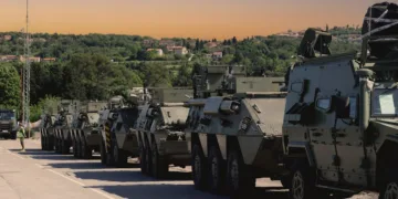 Vehículos blindados como VAMTAC y BMR junto a contenedores y equipo l puerto de Koper (Eslovenia) para #StrongLineage26, con un posterior traslado por carretera de más de 700 km hacia Eslovaquia y Hungría. Créditos: Estado Mayor Defensa.