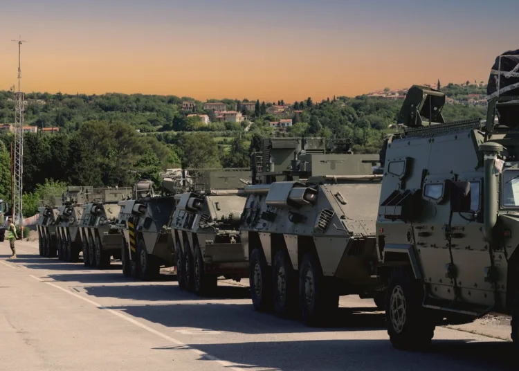 Vehículos blindados como VAMTAC y BMR junto a contenedores y equipo l puerto de Koper (Eslovenia) para #StrongLineage26, con un posterior traslado por carretera de más de 700 km hacia Eslovaquia y Hungría. Créditos: Estado Mayor Defensa.