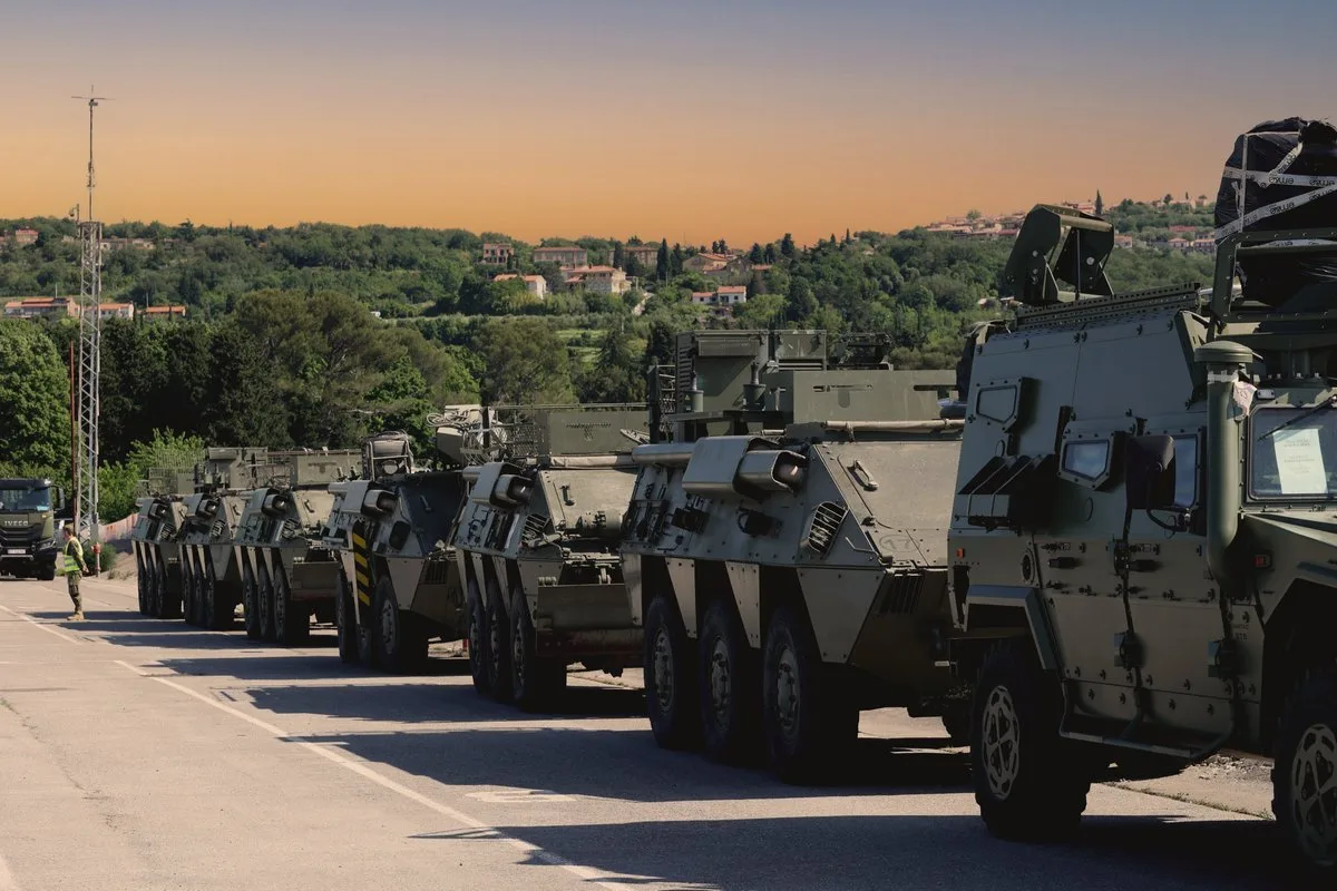 Vehículos blindados como VAMTAC y BMR junto a contenedores y equipo l puerto de Koper (Eslovenia) para #StrongLineage26, con un posterior traslado por carretera de más de 700 km hacia Eslovaquia y Hungría. Créditos: Estado Mayor Defensa.