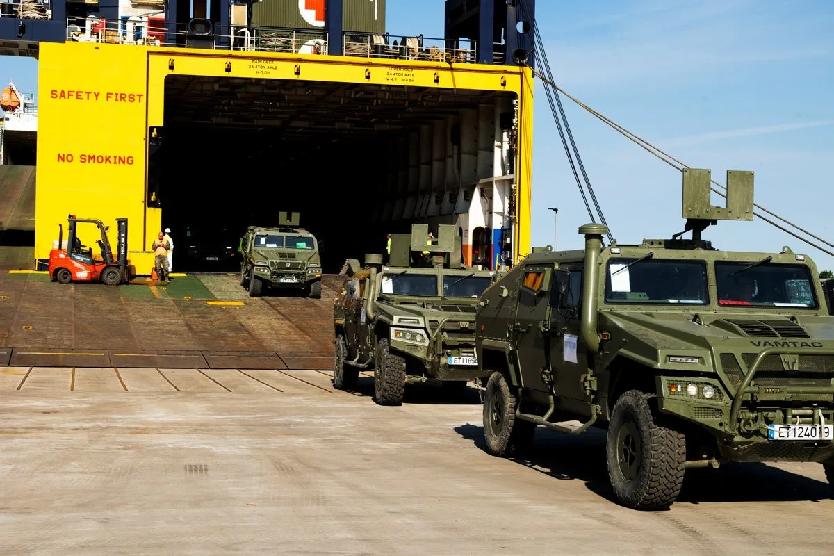 Desembarco de vehículos blindados como VAMTAC y BMR junto a contenedores y equipo al puerto de Koper (Eslovenia) para #StrongLineage26, con un posterior traslado por carretera de más de 700 km hacia Eslovaquia y Hungría. Créditos: Estado Mayor Defensa.