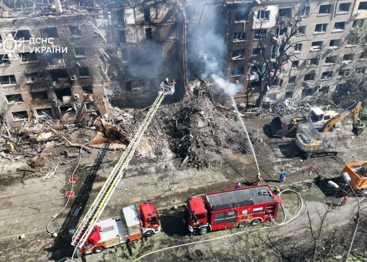 El presidente Zelenskyy informa sobre los efectos de los ataques rusos del 24 de mayo de 2026 en Kyiv, donde unos 300 sitios resultaron dañados, principalmente edificios residenciales, y se reportan 87 heridos en la capital, incluidos tres niños.