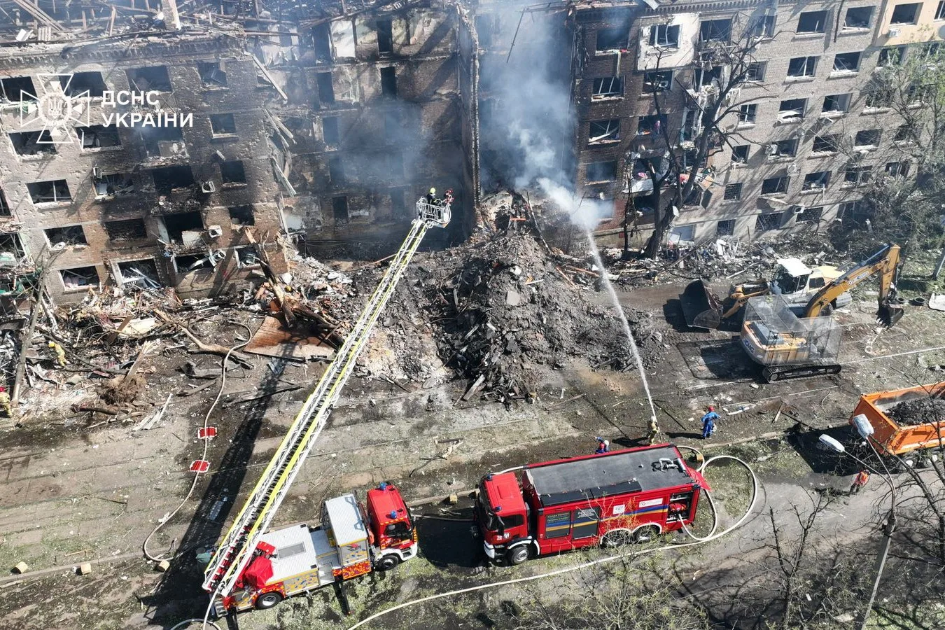 El presidente Zelenskyy informa sobre los efectos de los ataques rusos del 24 de mayo de 2026 en Kyiv, donde unos 300 sitios resultaron dañados, principalmente edificios residenciales, y se reportan 87 heridos en la capital, incluidos tres niños.