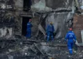 Se mencionan trabajos de recuperación en distritos como Shevchenkivskyi y Podilskyi con cerca de 100 efectivos de emergencias, además de daños en seis regiones ucranianas totales y hospitalizaciones de 21 personas. Créditos: Volodymyr Zelenskyy.
