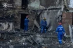 Se mencionan trabajos de recuperación en distritos como Shevchenkivskyi y Podilskyi con cerca de 100 efectivos de emergencias, además de daños en seis regiones ucranianas totales y hospitalizaciones de 21 personas. Créditos: Volodymyr Zelenskyy.