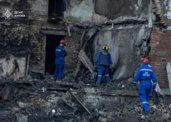 Se mencionan trabajos de recuperación en distritos como Shevchenkivskyi y Podilskyi con cerca de 100 efectivos de emergencias, además de daños en seis regiones ucranianas totales y hospitalizaciones de 21 personas. Créditos: Volodymyr Zelenskyy.