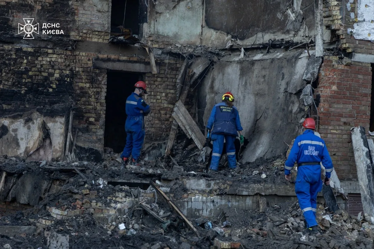Se mencionan trabajos de recuperación en distritos como Shevchenkivskyi y Podilskyi con cerca de 100 efectivos de emergencias, además de daños en seis regiones ucranianas totales y hospitalizaciones de 21 personas. Créditos: Volodymyr Zelenskyy.