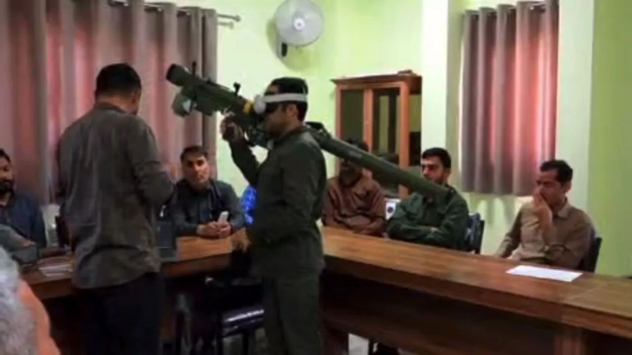 France24_muestra videos de la milicia Basij de Irán entrenando con MANPADS Misagh-1 para derribar aviones F-18, F-15 y drones estadounidenses, usando simuladores VR y tutoriales caseros distribuidos desde abril de 2026. Créditos: FRANCE 24 English.
