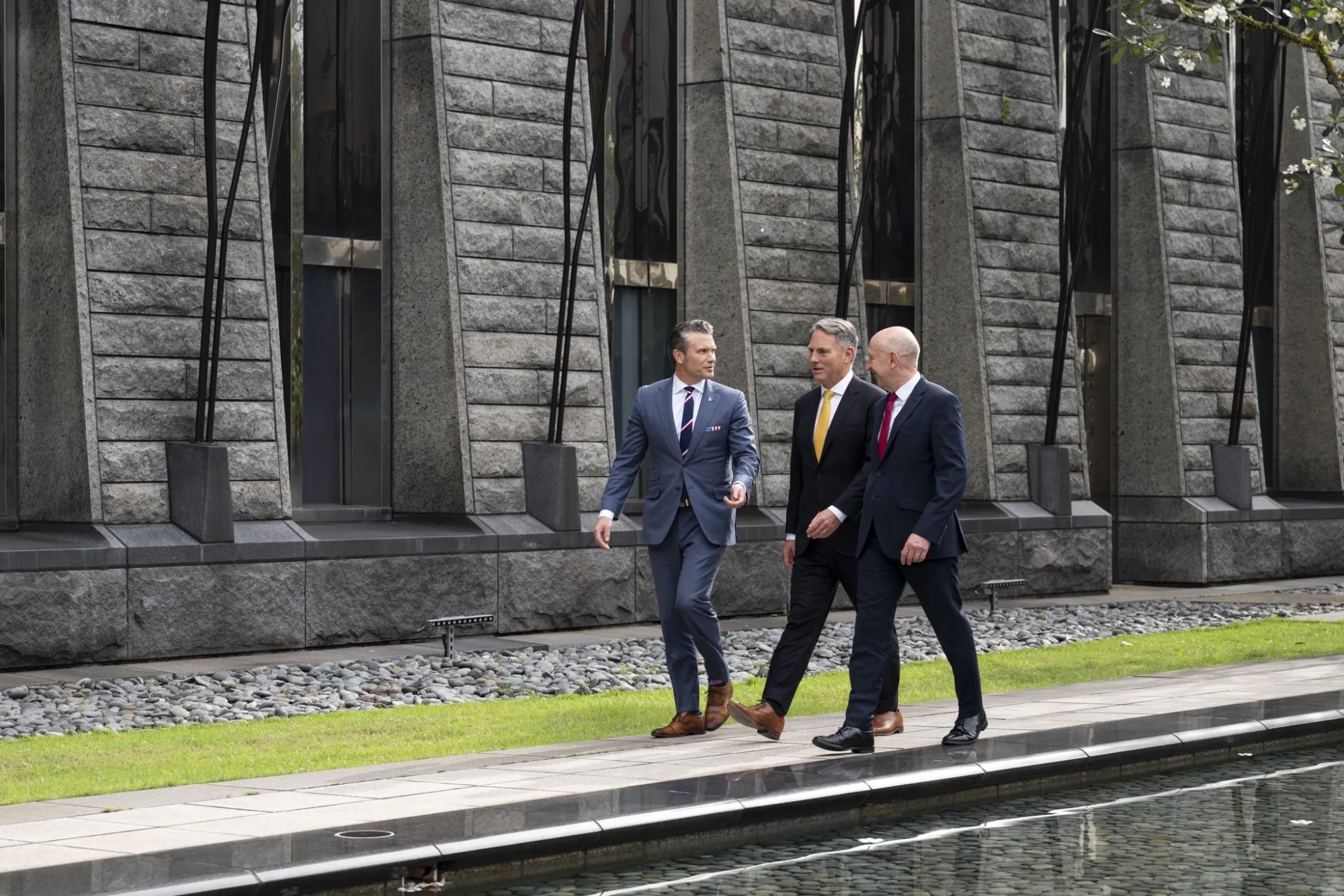 Secretario de Defensa estadounidense Pete Hegseth, el secretario de Defensa británico John Healey y el ministro de Defensa australiano Richard Marles durante el Diálogo Shangri-La. Créditos: Pete Hegseth.