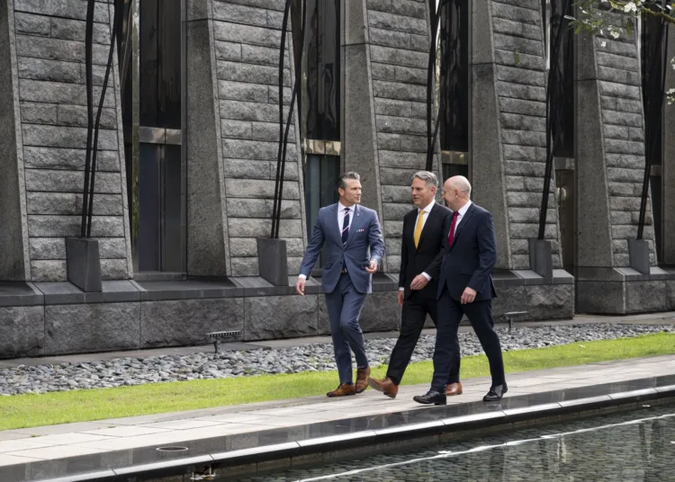 Secretario de Defensa estadounidense Pete Hegseth, el secretario de Defensa británico John Healey y el ministro de Defensa australiano Richard Marles durante el Diálogo Shangri-La. Créditos: Pete Hegseth.