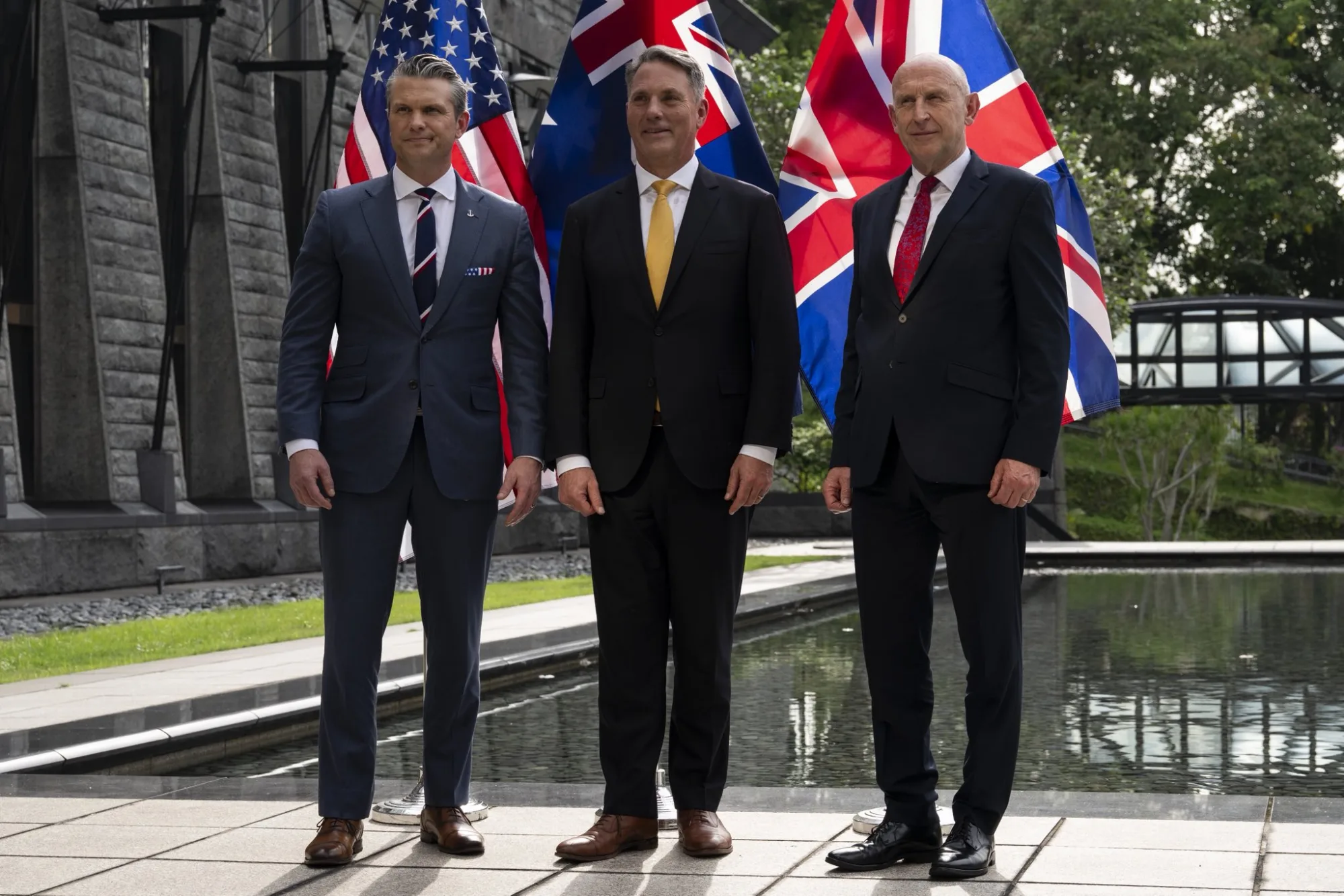 Secretario de Defensa estadounidense Pete Hegseth, el secretario de Defensa británico John Healey y el ministro de Defensa australiano Richard Marles durante el Diálogo Shangri-La. Créditos: Pete Hegseth.