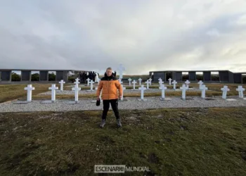 Hilario Rodriguez en el Cementerio de Darwin.