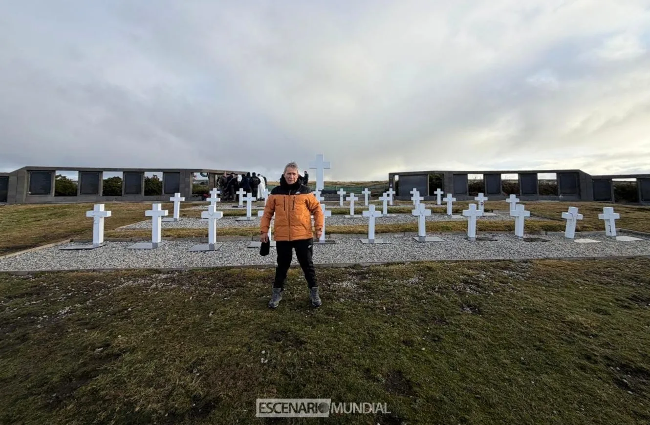 Hilario Rodriguez en el Cementerio de Darwin.