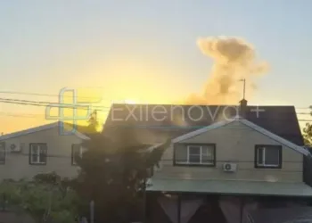 Lo que parece ser un incendio tras los ataques ucranianos registrados en Taganrog, en la región de Rostov (Rusia), durante la noche del 27 de mayo de 2026. Créditos: Exilenova Plus vía Telegram.