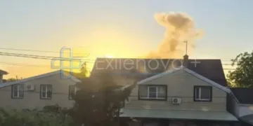 Lo que parece ser un incendio tras los ataques ucranianos registrados en Taganrog, en la región de Rostov (Rusia), durante la noche del 27 de mayo de 2026. Créditos: Exilenova Plus vía Telegram.