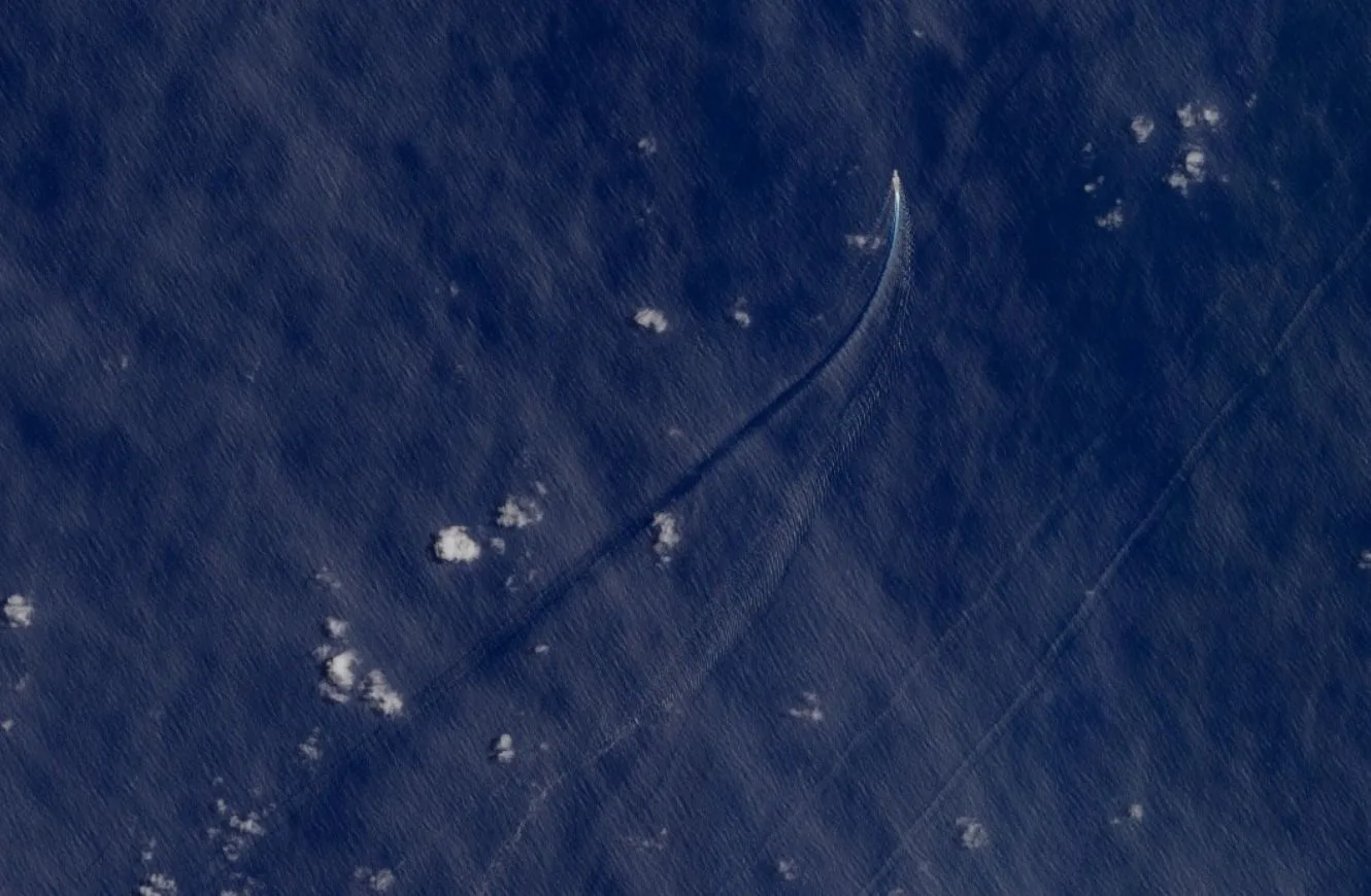 Imagen satelital del portaaviones de China Liaoning. Crédito: KAROTASU via X en base a Sentinel-2 L2A 20260512