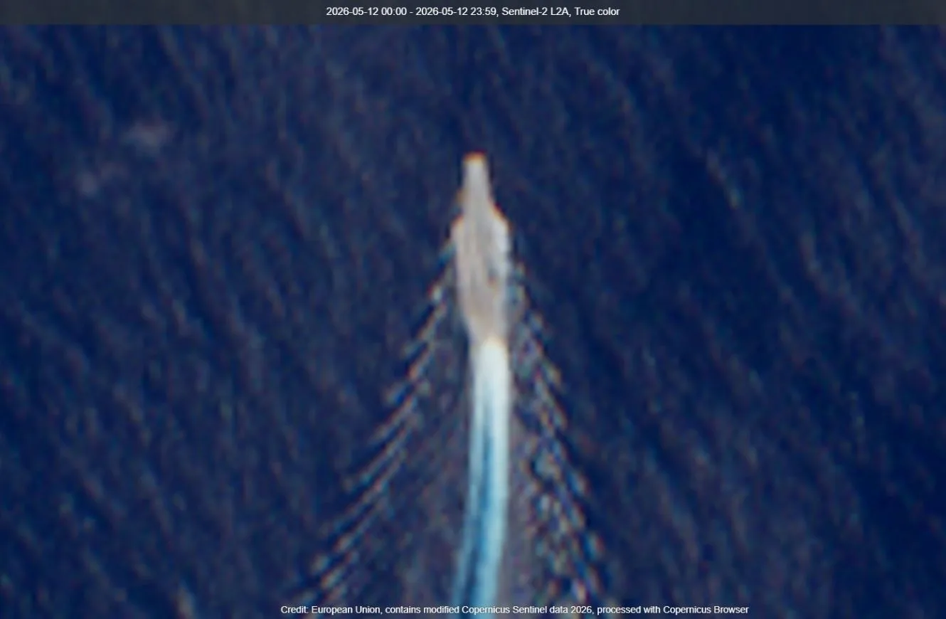 Imagen satelital del portaaviones de China Liaoning. Crédito: KAROTASU via X en base a Sentinel-2 L2A 20260512