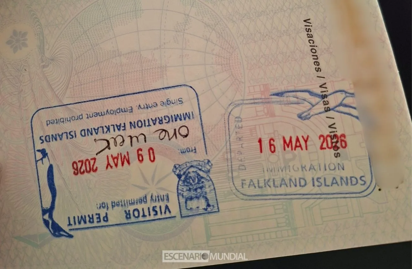 Sellos de la administración británica en las Islas Malvinas en el pasaporte. Crédito: Alejo Sanchez Piccat / Escenario Mundial