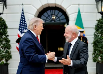 El presidente de Brasil, Lula da Silva, junto a su homólogo de Estados Unidos, Donald Trump, durante la reunión del pasado jueves (7) en la Casa Blanca. Créditos: X (@LulaOficial)