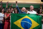 El expresidente brasileño Luiz Inácio Lula da Silva festeja con su esposa Rosangela Silva, izquierda, y su compañero de fórmula Geraldo Alckmin, derecha, luego de que la autoridad electoral dijo que venció al presidente Jair Bolsonaro para convertirse en el próximo mandatario del país, el domingo 30 de octubre de 2022, en Sao Paulo, Brasil. (AP Foto/André Penner)